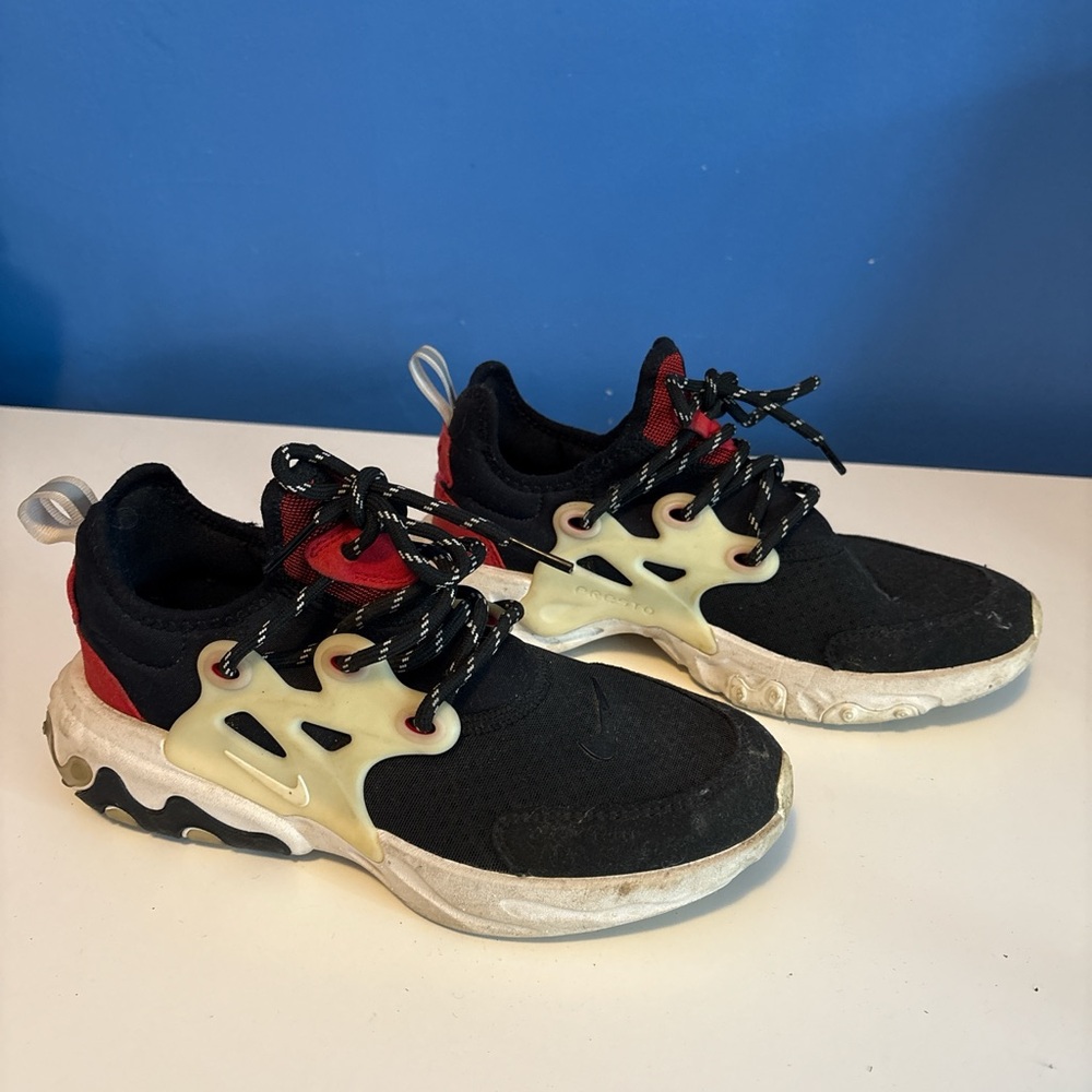 Nike Black and Red Sneakers Modern Athletic Design